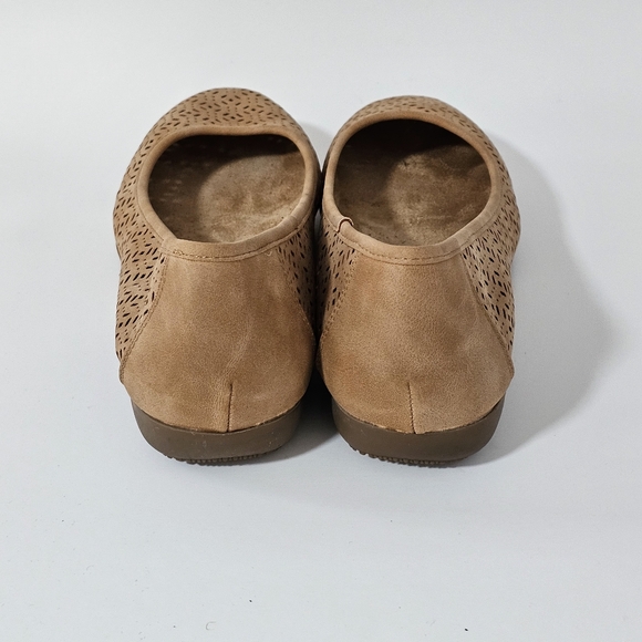 Vintage 7 Eight Carcy Tan Faux Leather Perforated Flats Size 10 - Picture 3 of 8